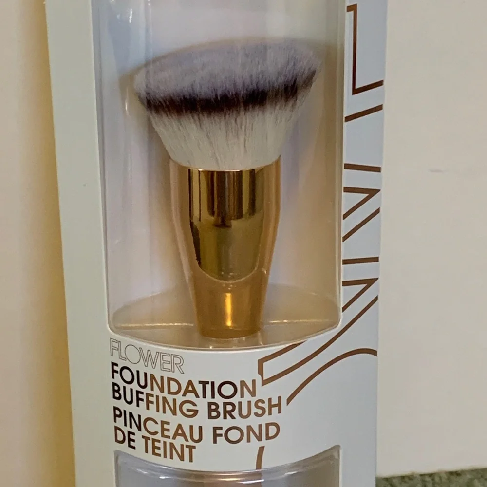 Flower Foundation Buffing Brush Slightly Angled Brush Head Comfortable Control